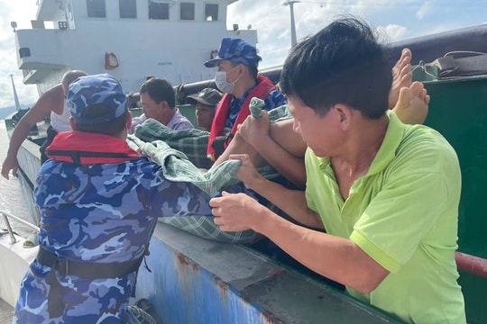 Vùng Cảnh sát biển 1 dùng xuồng đưa 1 thuyền viên vào bờ cấp cứu