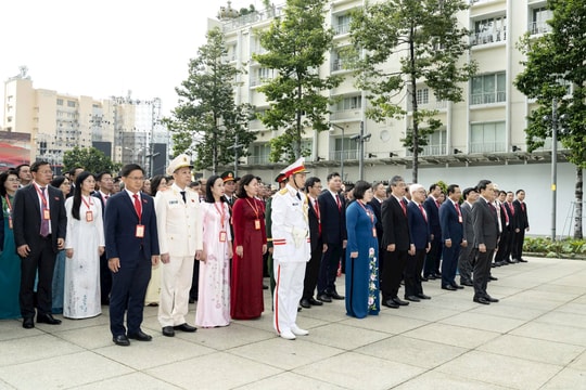 Đoàn đại biểu dự Đại hội Đảng bộ TP.HCM dâng hương các Anh hùng liệt sĩ