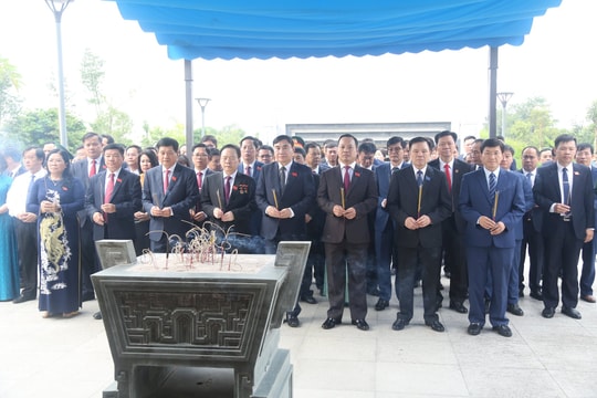 Đại biểu dự Đại hội Đảng bộ tỉnh Điện Biên dâng hương tưởng niệm các Anh hùng liệt sĩ