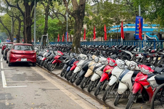 Gầm cầu thành bãi xe - Dấu hiệu quá tải hạ tầng đô thị Hà Nội