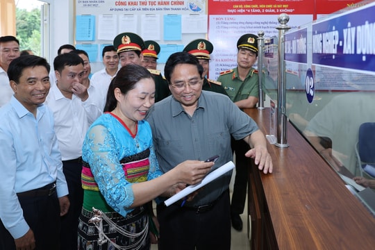 Thủ tướng kiểm tra trung tâm phục vụ hành chính công tại xã miền núi Thanh Hóa