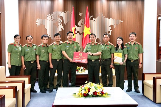 Công an TP Huế tổ chức hoạt động về nguồn và hướng về đồng bào vùng bão