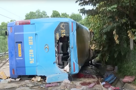 Lào Cai: Tai nạn lật xe khách nghiêm trọng làm 3 người tử vong