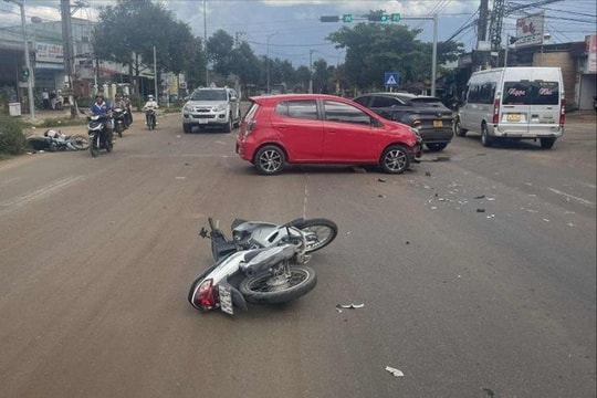 Xe ô tô mất lái tông liên tiếp vào xe máy, ô tô đang dừng đèn đỏ