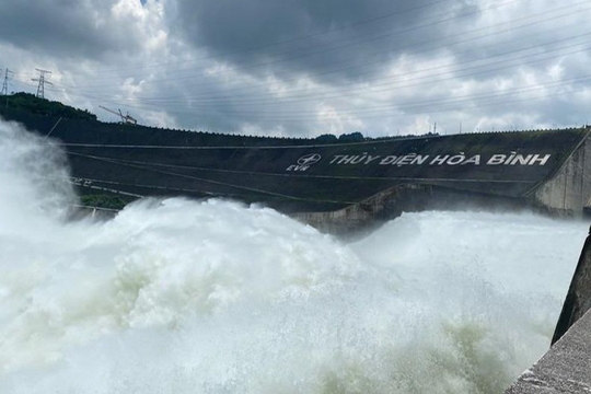 Thủy điện Hòa Bình mở cửa xả đáy