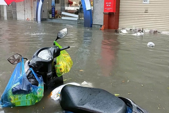 Hải Phòng: Nhiều phương tiện ngập nước, chết máy sau cơn mưa lớn kéo dài