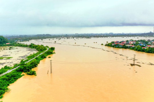 Biển động mạnh, miền Bắc mưa lũ còn phức tạp