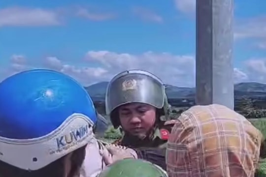 Công an kịp thời ngăn cản một phụ nữ nhảy cầu tự tử