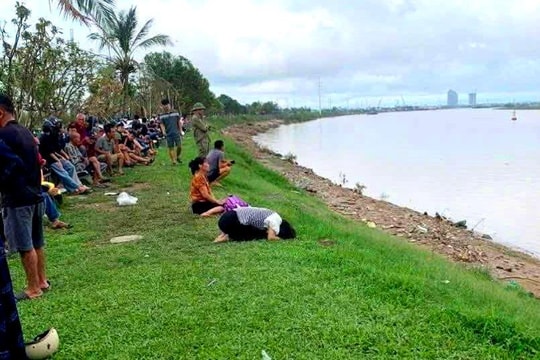Vụ 3 bố con mất tích nghi nhảy cầu Bến Thủy: Tìm thấy thi thể hai bé gái