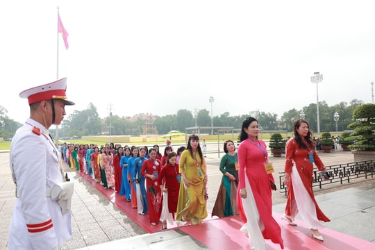 Các nữ đoàn viên công đoàn tiêu biểu báo công dâng Bác