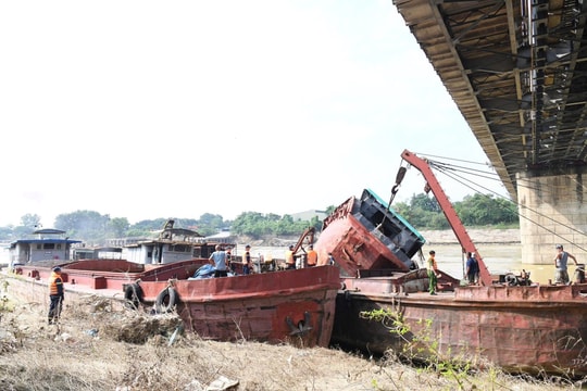 Trục vớt tàu bị chìm trên sông Lô làm 2 người tử vong