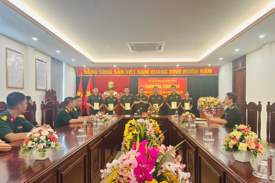 Tòa án Quân sự Trung ương trao quà hỗ trợ gia đình quân nhân bị ảnh hưởng do cơn bão số 11