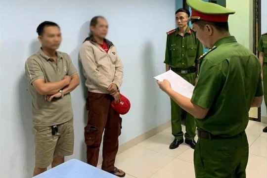 Bắt giữ 2 đối tượng lái ô tô truy đuổi, chửi bới, chặn đầu xe CSGT