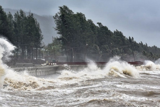Ứng phó khẩn cấp với áp thấp nhiệt đới hướng vào Biển Đông, có thể mạnh lên bão