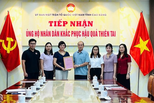 Bàn giao hàng viện trợ quốc tế cho người dân vùng thiên tai