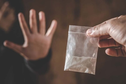 Đường về xa mãi của cặp vợ chồng già trả tiền công bằng ma túy