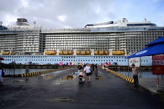 Tàu Ovation of the Seas chở hơn 4.000 hành khách cập cảng Chân Mây