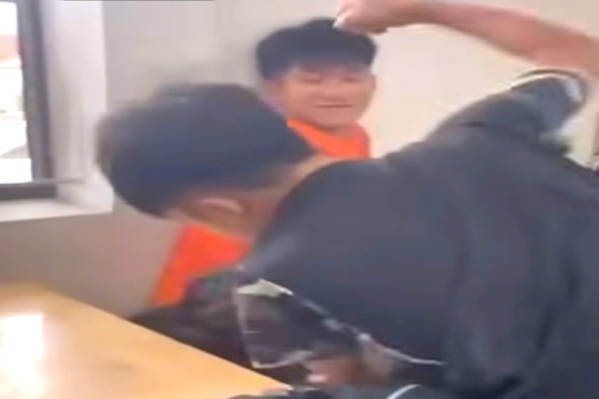 Nam sinh lớp 10 đánh bạn gái trong lớp, gây phẫn nộ