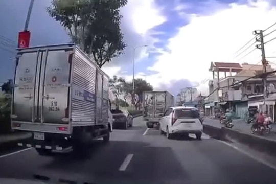 TP. HCM: Tài xế ô tô chèn ép nhau trên đường