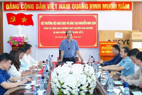 Bộ trưởng Nguyễn Kim Sơn: 'Không để học sinh thiếu sách, thiếu lớp sau bão'