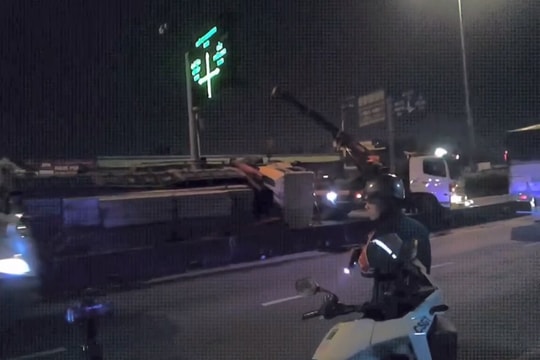 Xe cẩu chở hàng chục trụ bê tông bị lật, 2 người bị thương