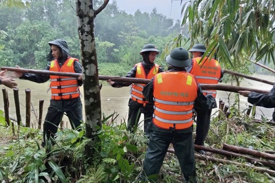 Khẩn trương ứng phó đoạn sạt lở cách nhà dân chưa tới 2 mét tại Huế
