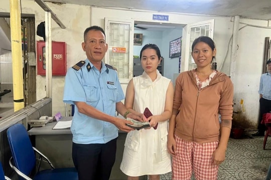 Hành động đẹp của tiểu thương và nhân viên chợ Đông Ba