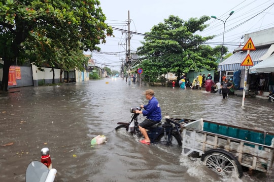 Đường phố TP. HCM thành sông sau cơn mưa lớn