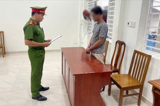 Khởi tố đối tượng tạt xăng dọa đốt người