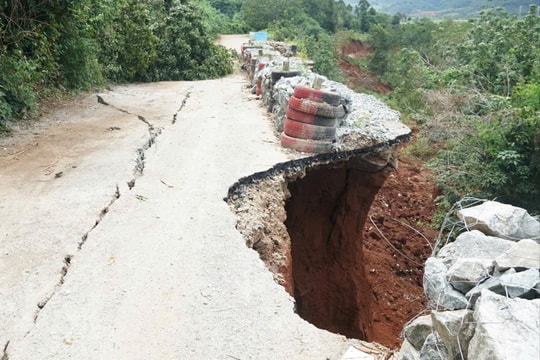Sạt lở đất diễn biến phức tạp ở tuyến đường vào Trạm OPY 500kV - Nhà máy Thủy điện Ia Ly