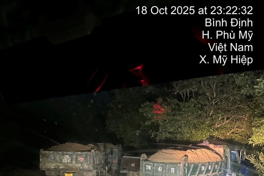 Chủ tịch xã "chỉ đạo nóng" kiểm tra tình trạng khai thác cát trái phép sông La Tinh