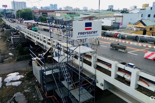 Cận cảnh cầu Bình Phước 1 đang được nâng tĩnh không