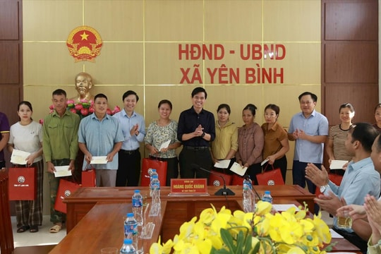 Lạng Sơn tặng quà người dân bị thiệt hại do mưa lũ