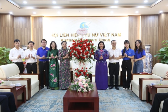 Tòa án nhân dân tối cao thăm, chúc mừng Trung ương Hội Liên hiệp Phụ nữ Việt Nam