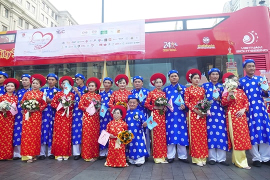 50 cặp đôi đến lễ cưới tập thể bằng phương tiện mới