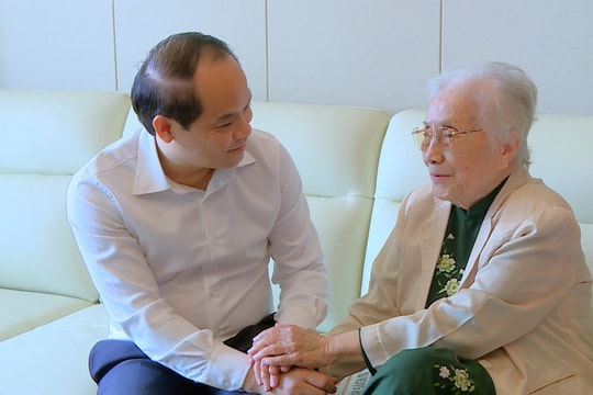 Lãnh đạo Tòa án nhân dân tối cao thăm và chúc mừng nguyên Phó Chủ tịch nước Nguyễn Thị Bình nhân dịp 20/10