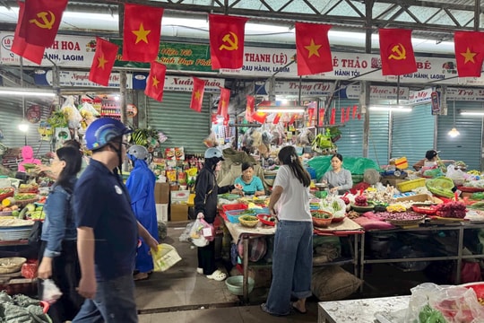 Người dân Đà Nẵng chủ động dự trữ hàng hóa, ứng phó bão số 12