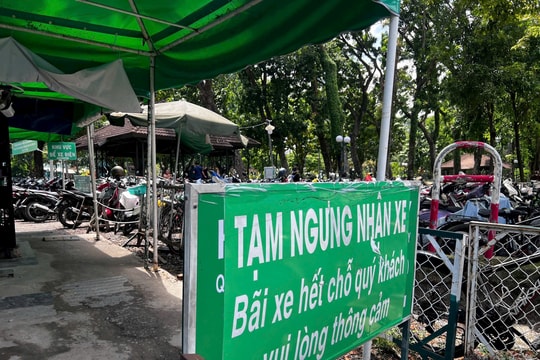 Người dân TP.HCM chật vật tìm chỗ giữ xe đi Metro