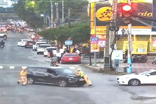 Tạm giữ tài xế lao ôtô vào cảnh sát giao thông