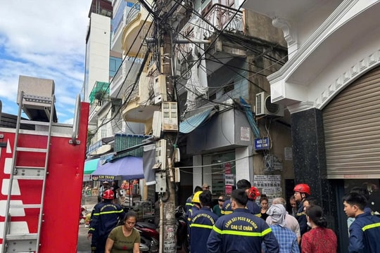 Giải cứu cụ ông 70 tuổi mắc kẹt trong ngôi nhà đang cháy