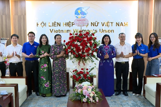 Đoàn công tác Tòa án nhân dân tối cao thăm, chúc mừng Trung ương Hội Liên hiệp Phụ nữ Việt Nam