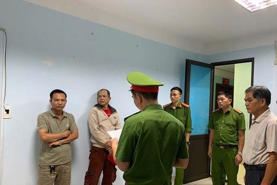 Chặn xe, chửi bới cảnh sát đang làm nhiệm vụ