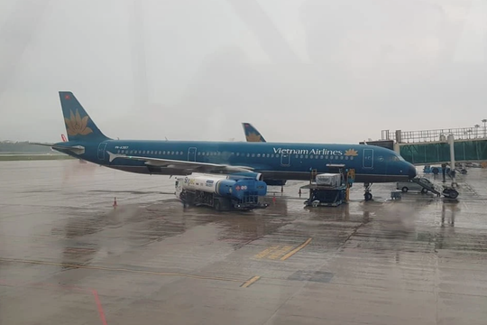 Bão số 12 khiến hàng loạt chuyến bay phải hủy, đổi giờ