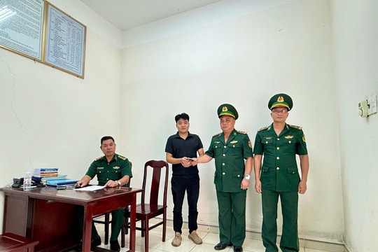 Du khách Trung Quốc cảm ơn Bộ đội Biên phòng giúp tìm lại giấy tờ bị mất