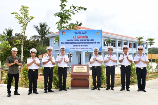Bộ Tư lệnh Vùng 5 Hải quân gắn biển công trình “Kho tổng hợp K700A”