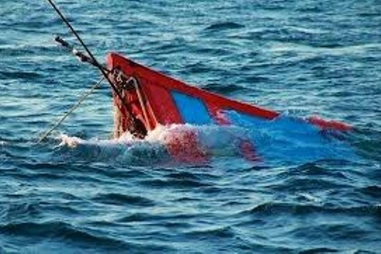 Tàu cá Quảng Ngãi bị phá nước trên biển khi tìm nơi trú bão
