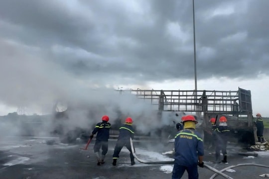 Xe tải bốc cháy dữ dội trên cao tốc Đà Nẵng - Quảng Ngãi