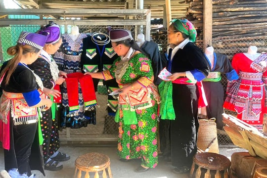 Thêu lại giấc mơ Pà Tâu nơi đỉnh trời