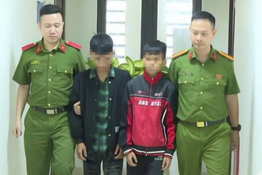 Bắt 2 thiếu niên cướp giật điện thoại trên phố