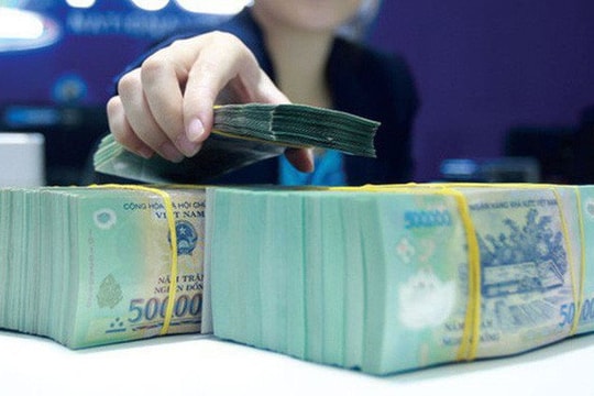 Ngân hàng tăng lãi suất "hút" tiền gửi người dân